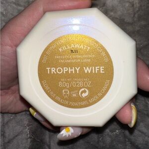 Rihannas brand. Killawatt highlighter in “Trophy Wife”